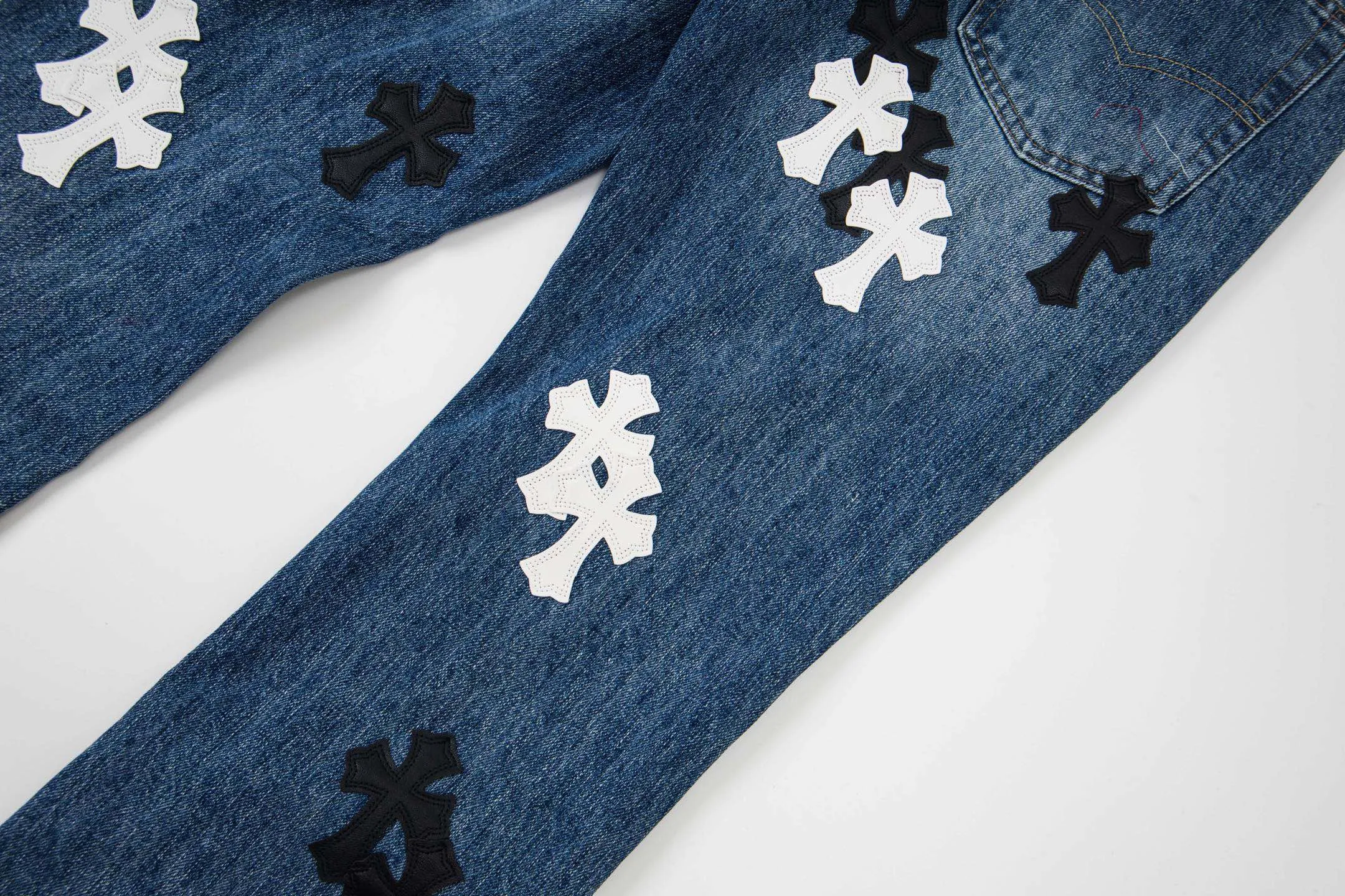 P240 Chrome Hearts Chrome Hearts blue pants, black and white multi-leather jeans, multi-leather label work jeans, ch jeans, all need to be washed and then disassembled and hand-stitched with sheepskin cross leather and then spliced to complete. The whole process is too complicated to describe. About Chrome Hearts This is an extremely luxurious fashion brand that can also be called the nobility of the high street. It has always been an exclusive brand for some hipsters or rich second generations. Compared with ordinary high streets, it is more luxurious and noble. Compared with luxury brands, it is more fashionable and individual. It has always been a brand that I have a special liking for. Style number: 1790# Color: blue Size: 28 30 32 34 36
